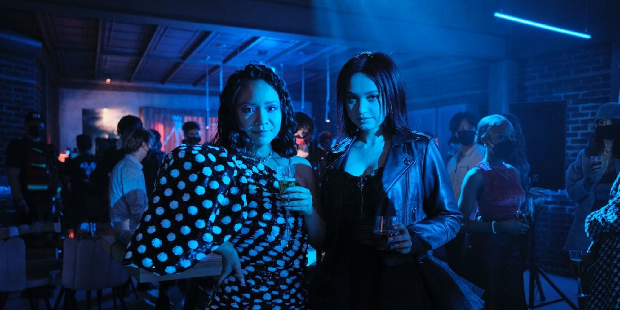 Karakterer, Zoe og Rebecca, på en mørk nattklubb i «Fakes».