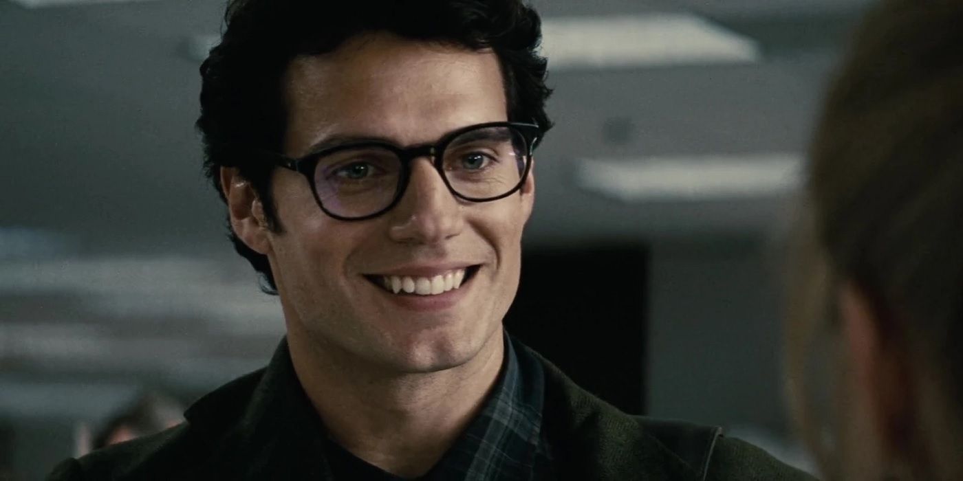 Henry Cavill smiler som Supermans alter ego Clark Kent i Man of Steel