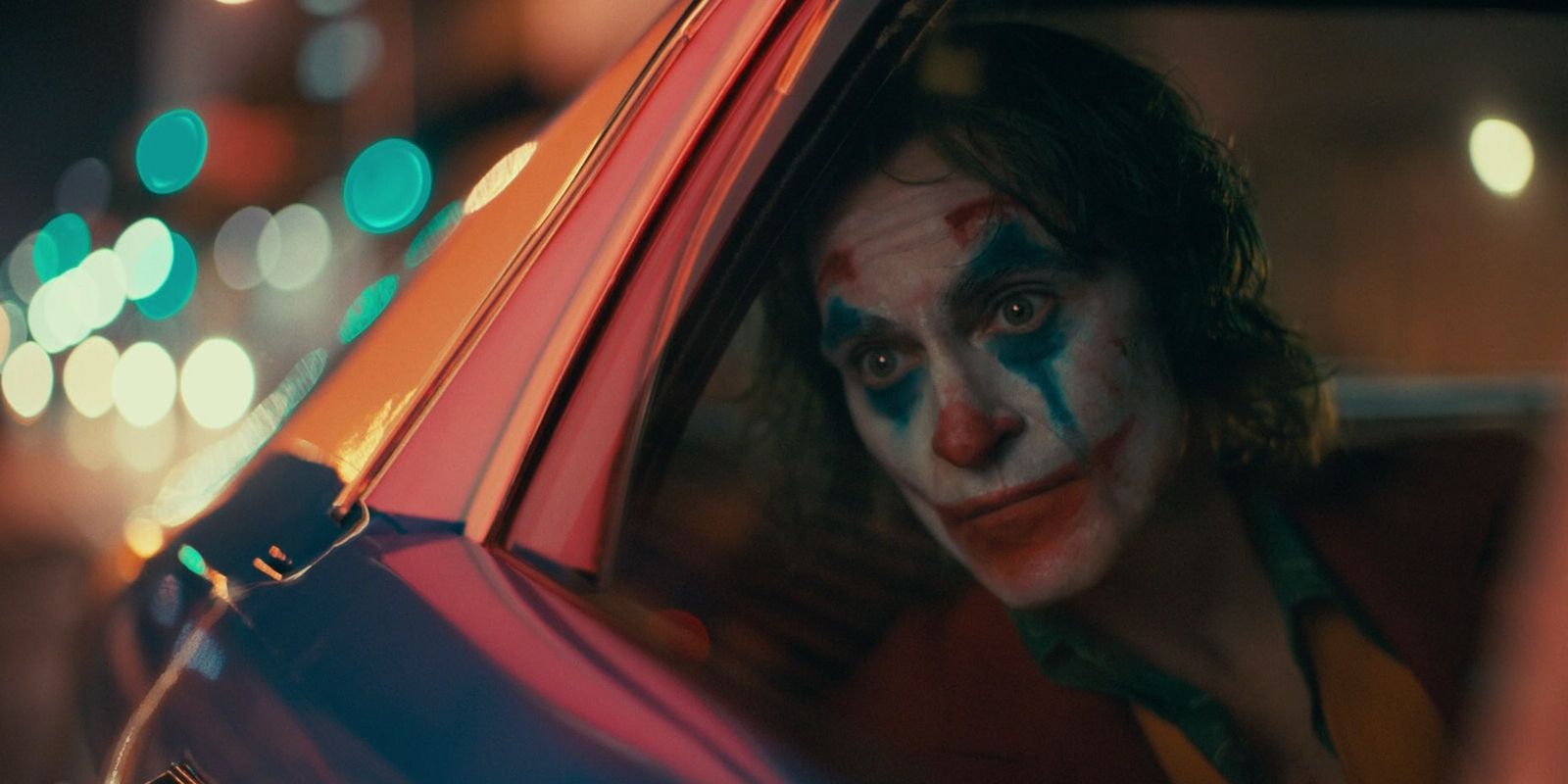Joaquin Phoenix ser på en Gotham City i kaos i Joker