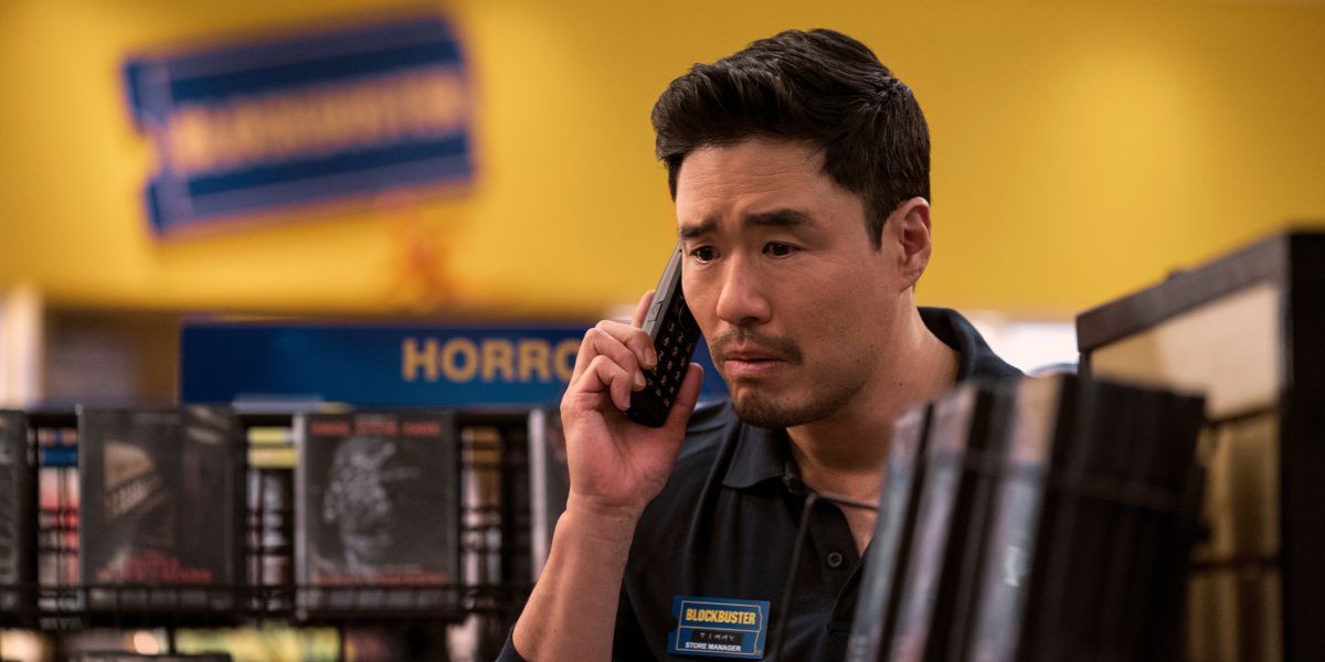 Randall Park som Timmy Yoon, på telefonen, i Netflixs Blockbuster