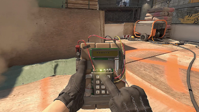 En CS2-spiller holder bomben på T-siden.