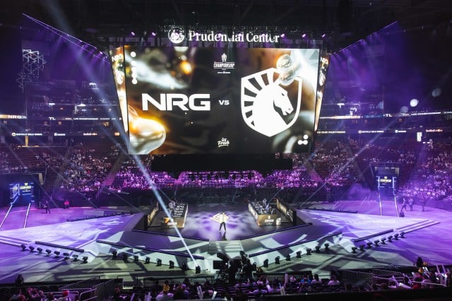 NRG- og Liquid-logoer på jumbotronen på Prudential Center i forkant av LCS-finalehelgen