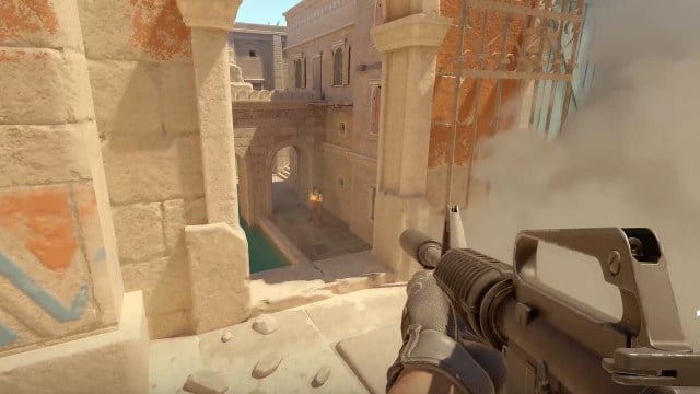CS 2-spiller peker pistol mot en annen spiller