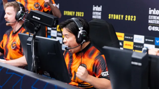 Dexter, en australsk Counter-Strike-spiller, heier på PC-en sin etter å ha vunnet en runde på IEM Sydney 2023.