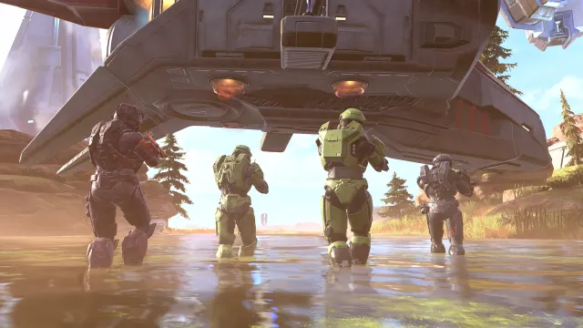 Fire spartanere går gjennom vannet mot et Covenant Phantom som kommer ned for å lande på et ørkenplatå.