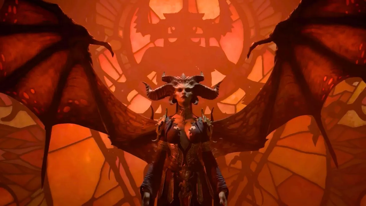 En kvinne med horn og vinger foran glassmalerier i Diablo 4